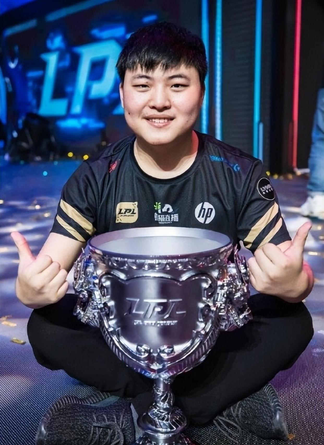 九游体育-关于Uzi回归赛场,精彩发挥首场状态亮眼,DWG观众沸腾!的信息